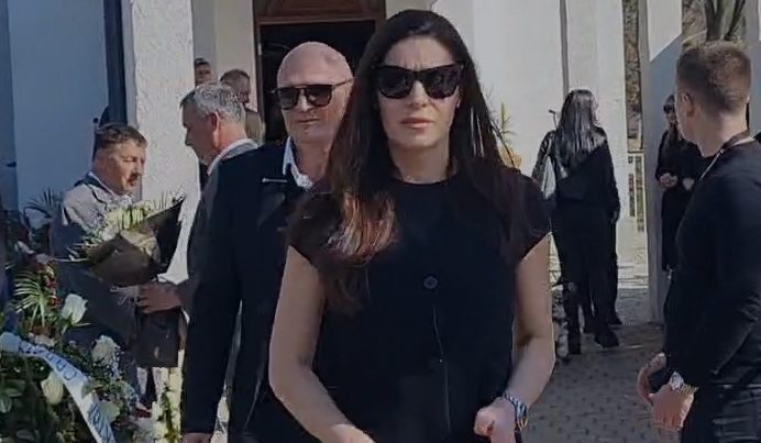 Sanja Kužet nema od bola na sahrani Saši Popoviću, poslednji put se oprostila od čoveka koji joj je najviše pomogao 5 Screenshot 2025 03 06 131207