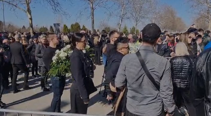 Ceca i Marija stigle na sahranu Saše Popovića: U rukama nosile velike vence sa cvećem VIDEO 9 Screenshot 2025 03 06 132540