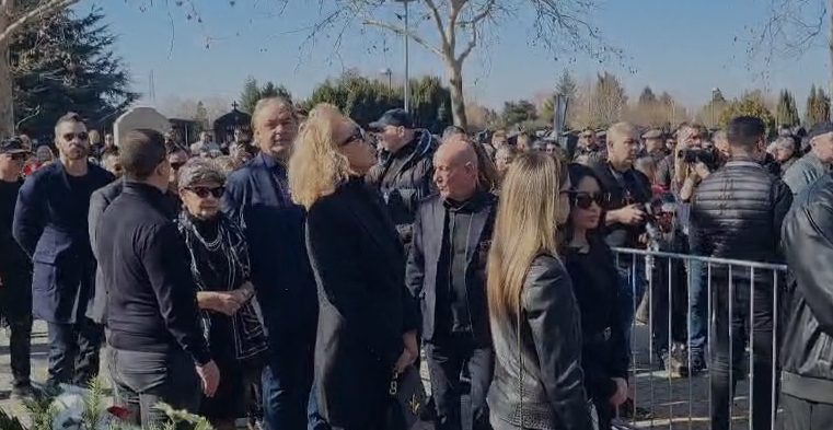 Brena i Boba stigli na groblje, kuma se slomila pored Sašinog kovčega, pa u suzama zagrlila Suzanu VIDEO 7 Screenshot 2025 03 06 132703