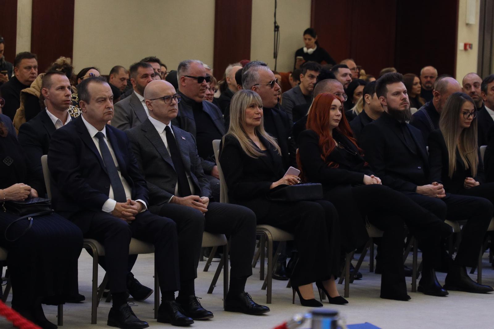 Ćerka Saše Popovića dostojanstveno ispratila oca na večni počinak: Nije se odvajala od majke i brata 6 WhatsApp Image 2025 03 06 at 11.35.46 7