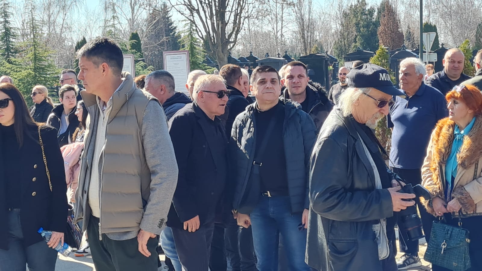 Kolone ljudi u redu čekaju da se oproste od Saše Popovića i da izjave saučešće porodici 7 WhatsApp Image 2025 03 06 at 12.48.22 2 1