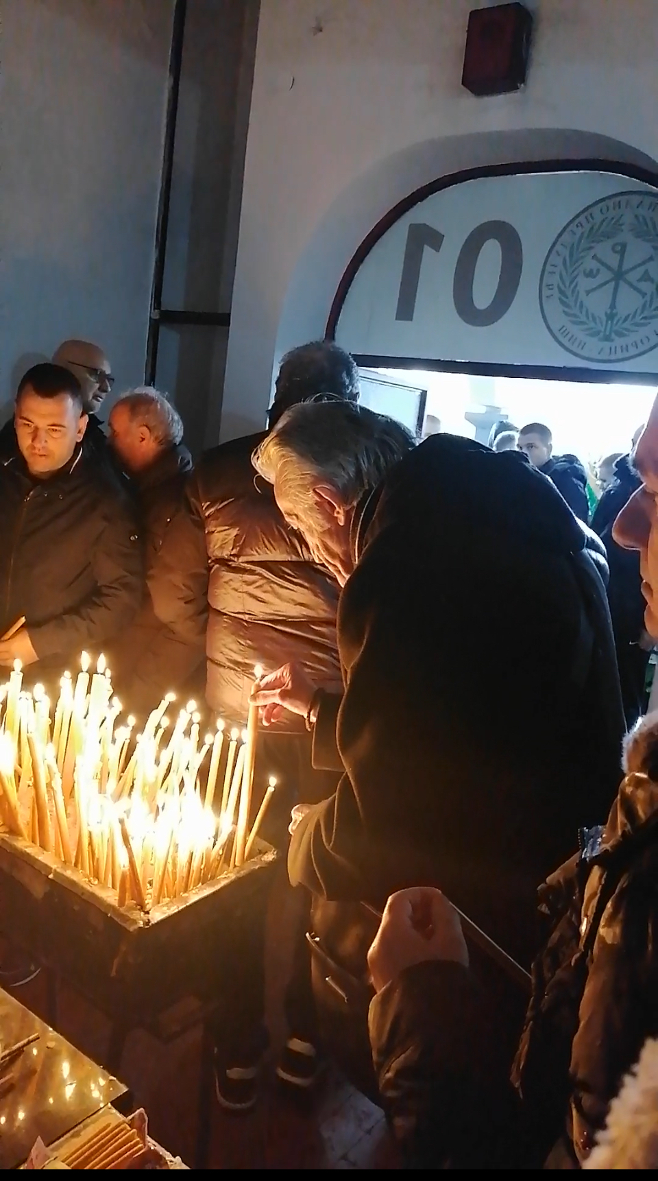 Proslavljeni harmonikaš se pojavio na sahrani Vladice Miljkovića: Oprostio se od kolege u tišini (VIDEO) 7 mirko kodic