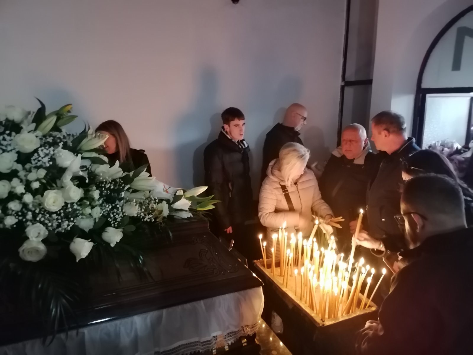 Porodica Viki Miljković stigla na groblje, veliki broj ljudi izjavljuje saučešće neutešnoj pevačici VIDEO 5 sahrana 1