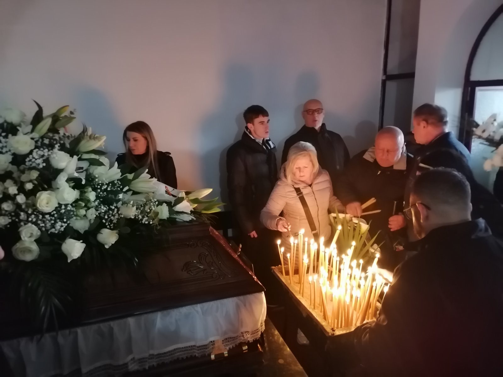 Porodica Viki Miljković stigla na groblje, veliki broj ljudi izjavljuje saučešće neutešnoj pevačici VIDEO 6 sahrana 2