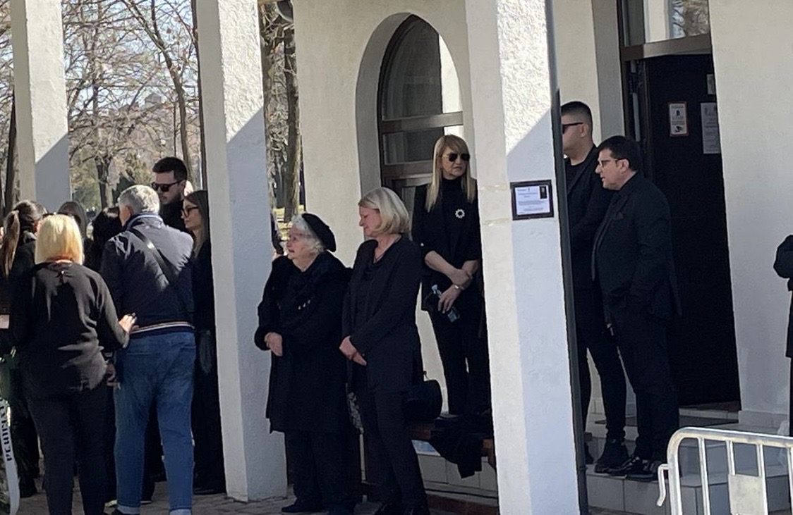 Kolone ljudi u redu čekaju da se oproste od Saše Popovića i da izjave saučešće porodici 6 sestra sase popovica 2