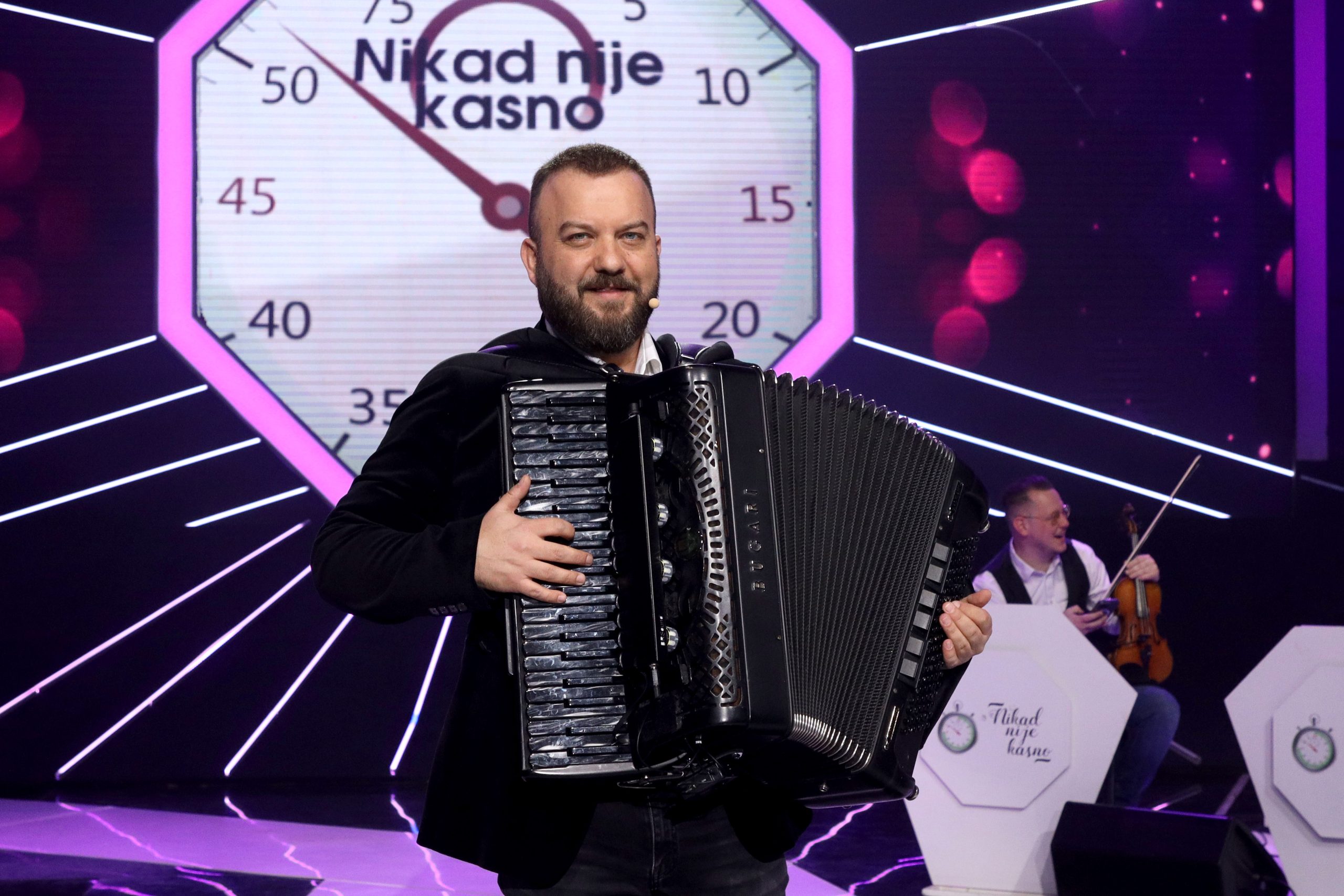 Vole ga pevačice: Nakon što je oduševio Milicu Todorović na red došla i Rada, nije verovala šta vidi 8 BORKO RADIVOJEVIC NNK SNIMANJE 19032025 FOTO MUNJA 9 ok 1