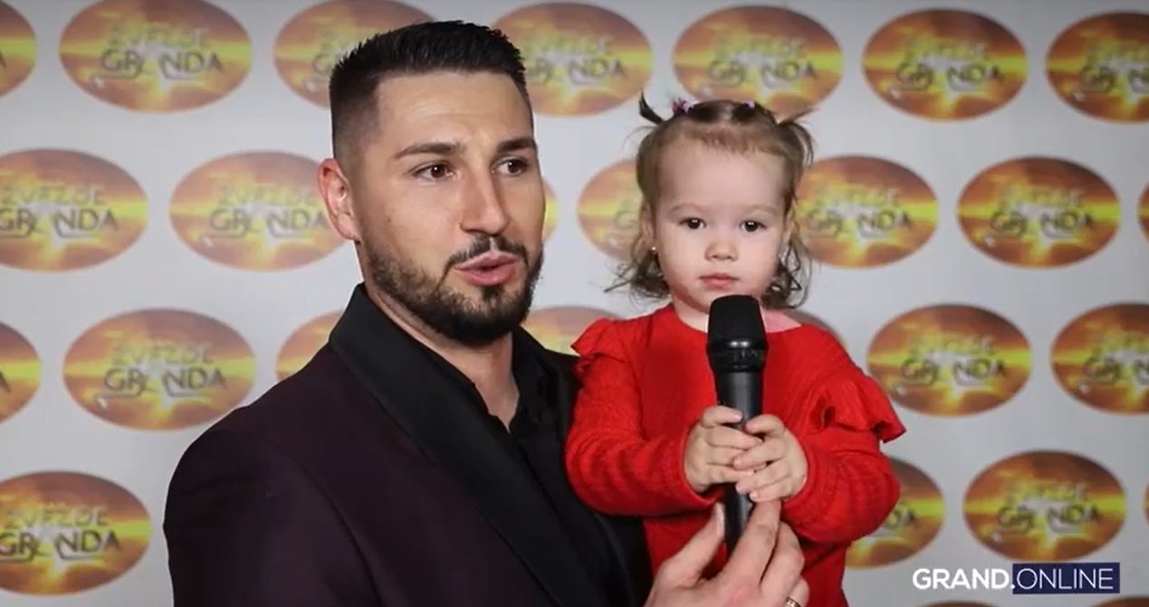 Takmičaru ćerkica otela mikrofon u sred intervjua: "Ja bih voleo da krene mojim stopama" (VIDEO) 10 Elvis cerka 2 1