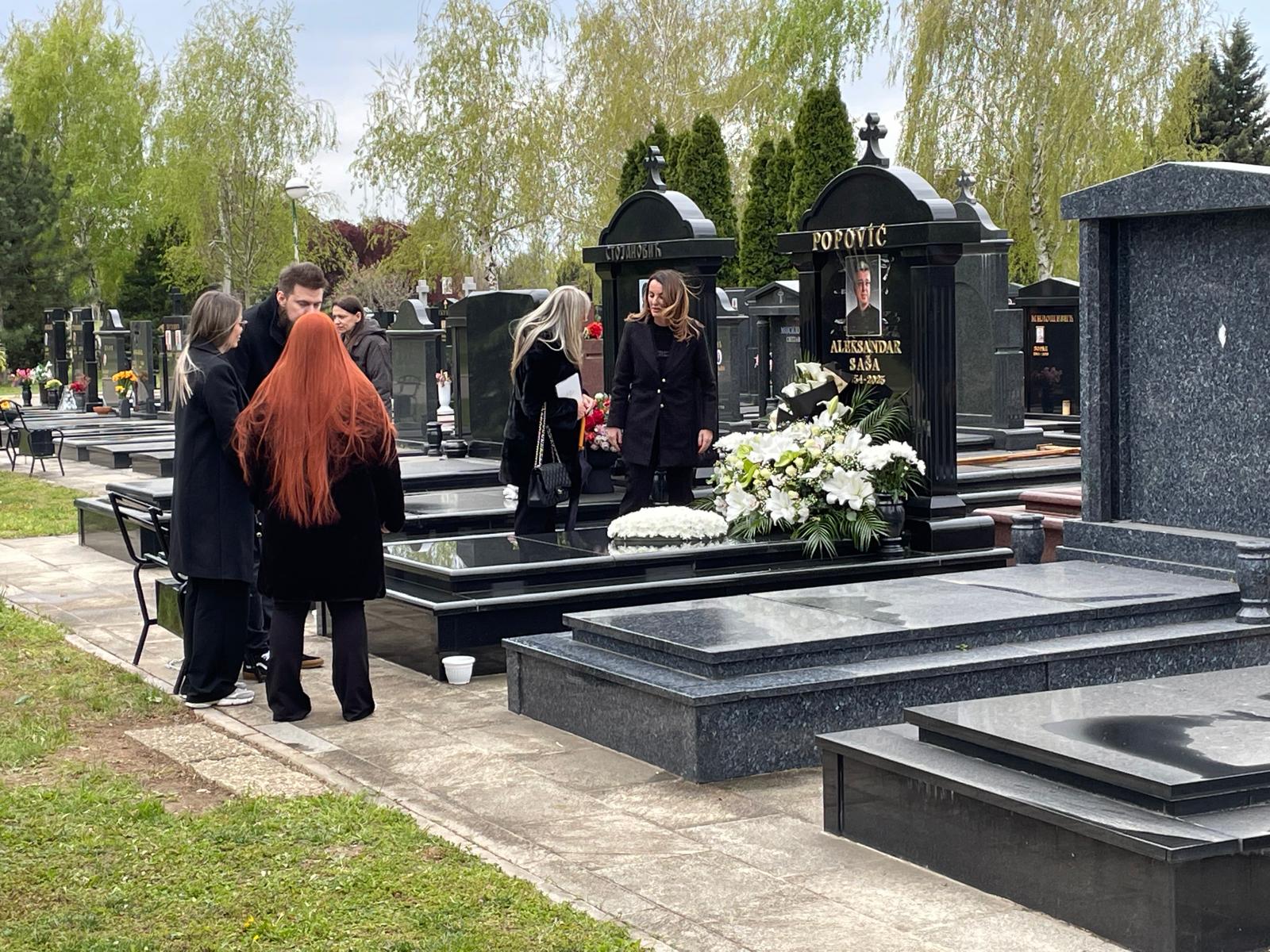 40 dana od smrti Saše Popovića: Suzana Jovanović neutešna, plače i ljubi spomenik, uz nju su sve vreme deca (VIDEO) 11 IMG 20250410 WA0023