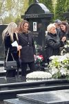 40 dana od smrti Saše Popovića: Suzana Jovanović neutešna, plače i ljubi spomenik, uz nju su sve vreme deca (VIDEO) 3 IMG 20250410 WA0024 1