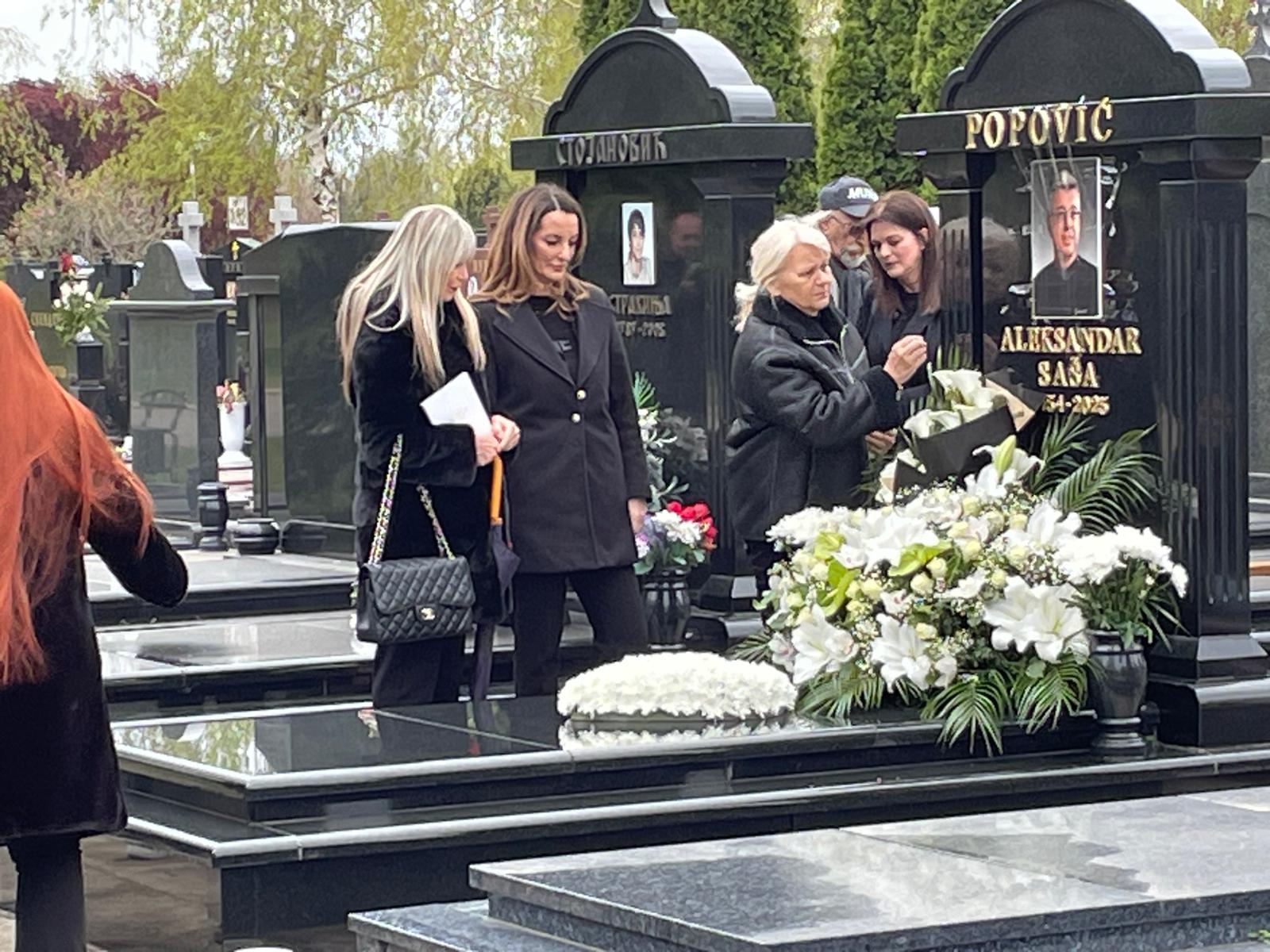 Kum Saše Popovića u suzama na groblju, na pomen stigli i saradnici osnivača "Granda" VIDEO 6 IMG 20250410 WA0024