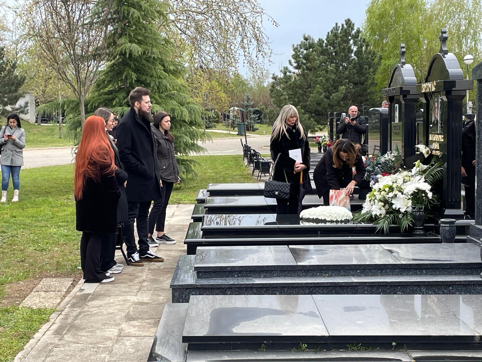 40 dana od smrti Saše Popovića: Suzana Jovanović neutešna, plače i ljubi spomenik, uz nju su sve vreme deca (VIDEO) 8 IMG 20250410 WA0027