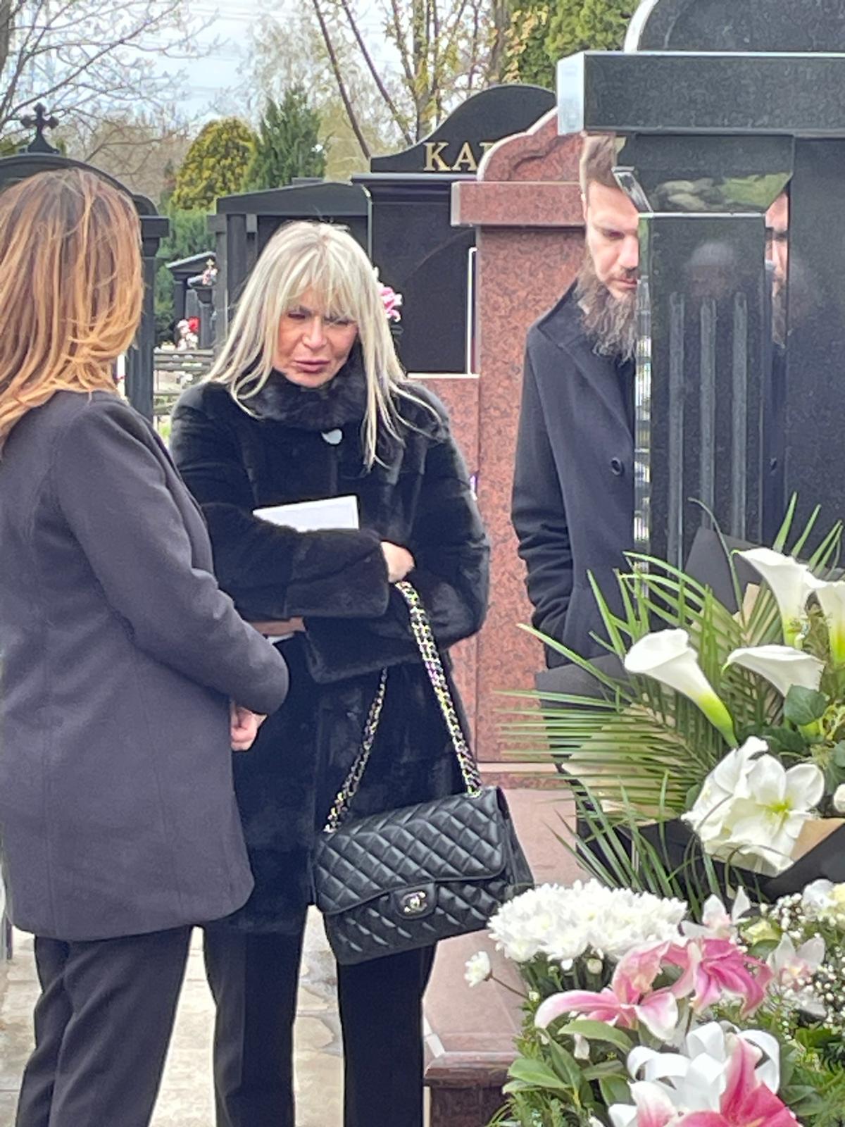 40 dana od smrti Saše Popovića: Suzana Jovanović neutešna, plače i ljubi spomenik, uz nju su sve vreme deca (VIDEO) 13 IMG 20250410 WA0059