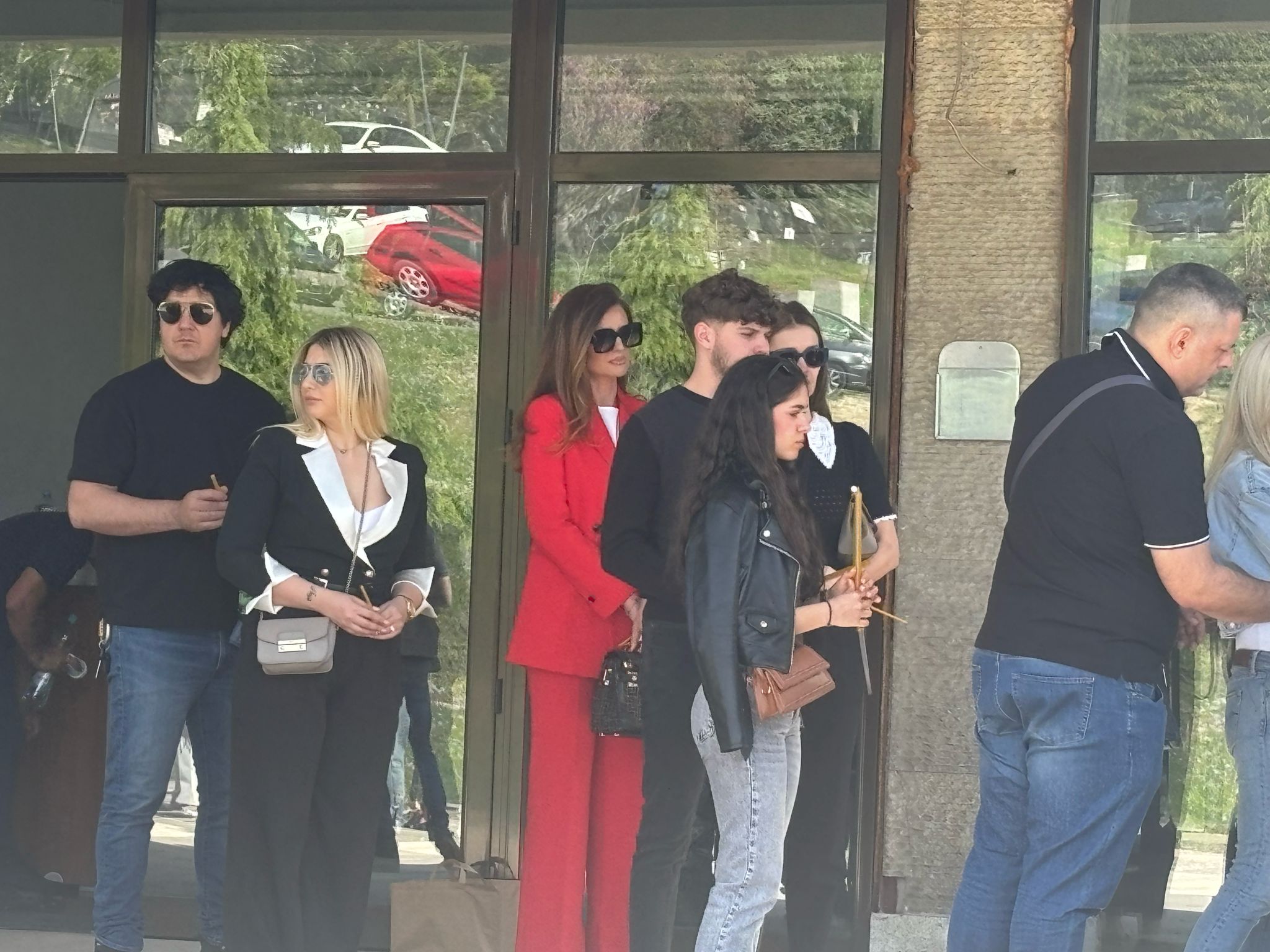 Potresna scena na sahrani: Voditeljka Dnevnika skrhana bolom, boja odela ima duboko značenje VIDEO 6 IMG 20250421 WA0043 1