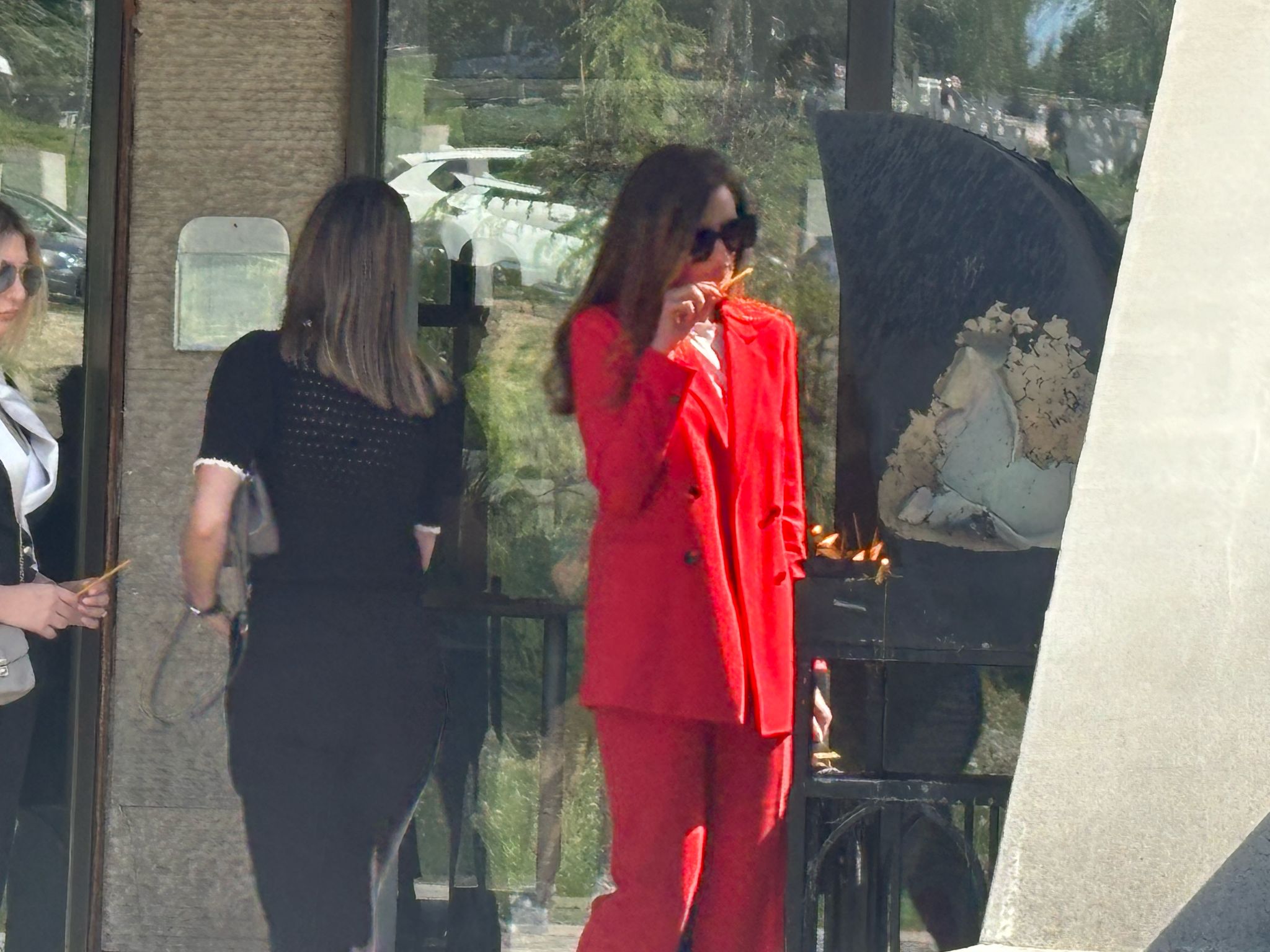 Potresna scena na sahrani: Voditeljka Dnevnika skrhana bolom, boja odela ima duboko značenje VIDEO 8 IMG 20250421 WA0048 1 1