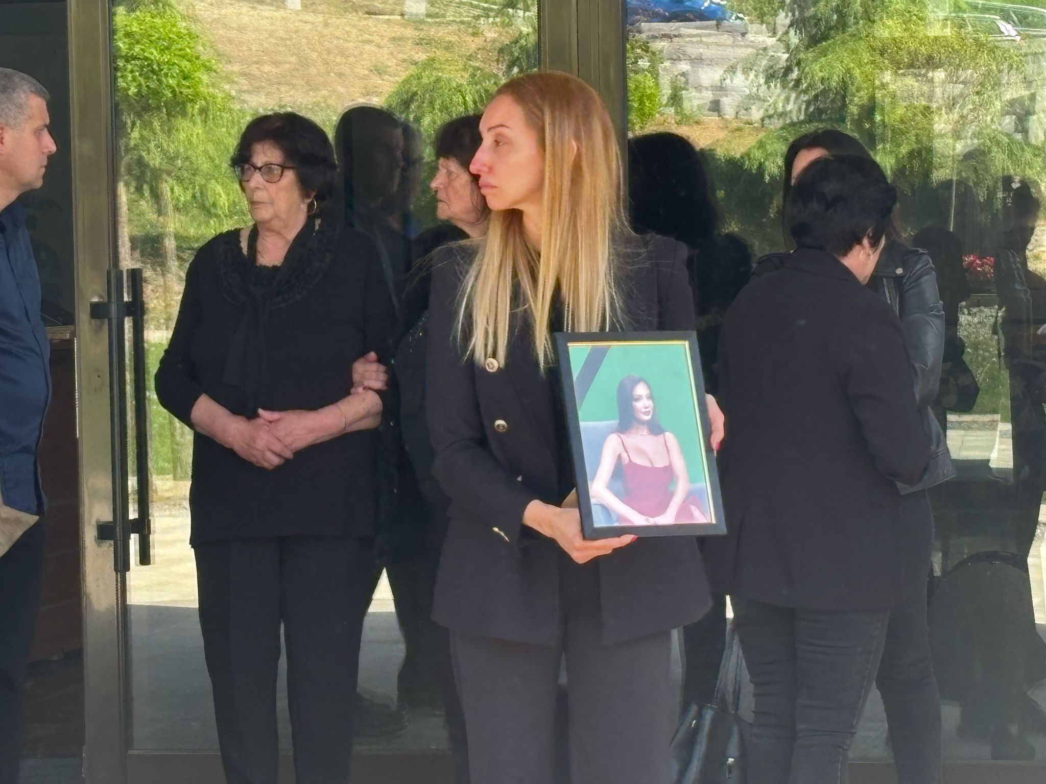 Suze ispred kapele: Uplakana ćerka preminule voditeljke ne ispušta majčinu fotografiju iz ruke (VIDEO) 8 IMG 20250421 WA0072