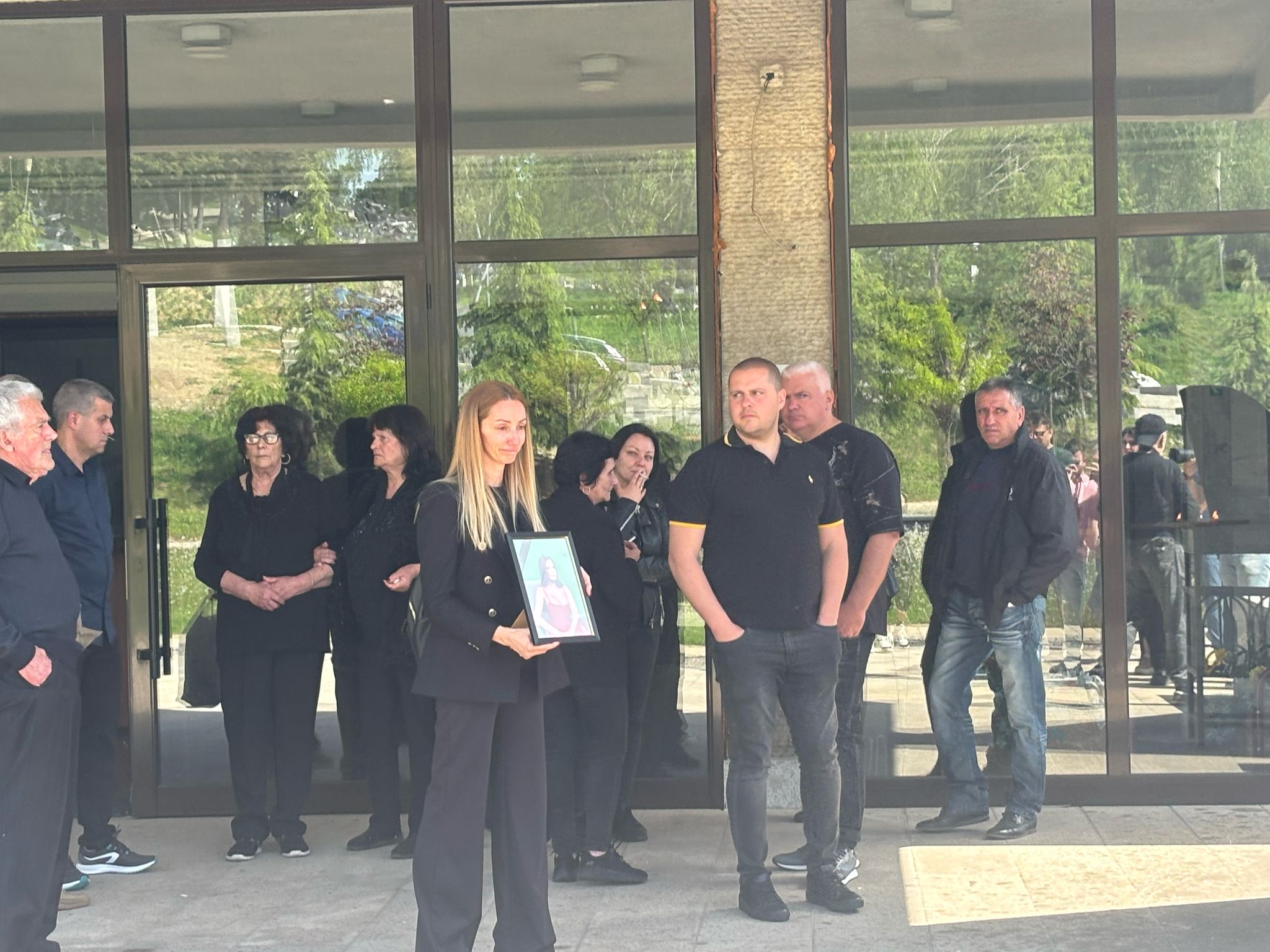 Suze ispred kapele: Uplakana ćerka preminule voditeljke ne ispušta majčinu fotografiju iz ruke (VIDEO) 6 IMG 20250421 WA0076