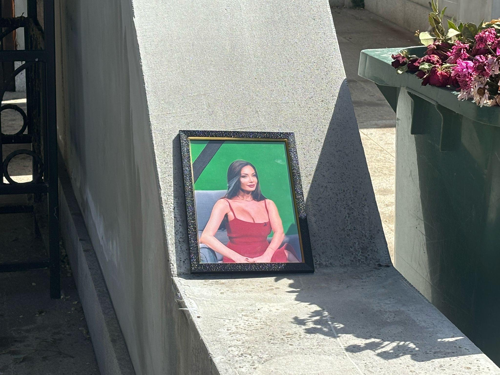 Potresna scena na sahrani: Voditeljka Dnevnika skrhana bolom, boja odela ima duboko značenje VIDEO 7 IMG 20250421 WA0079