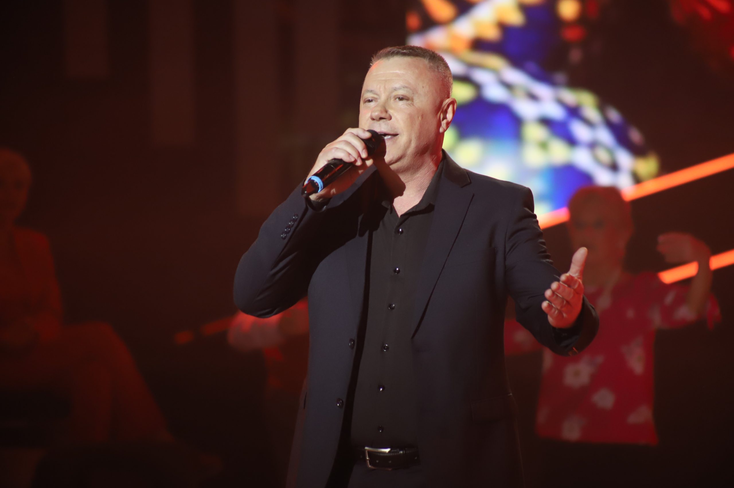 Ovo je bio njegov najbolji nastup do sad, pesma pogodila sve u studiju: ''Vuku vas koreni'' (VIDEO) 5 IMG 4075