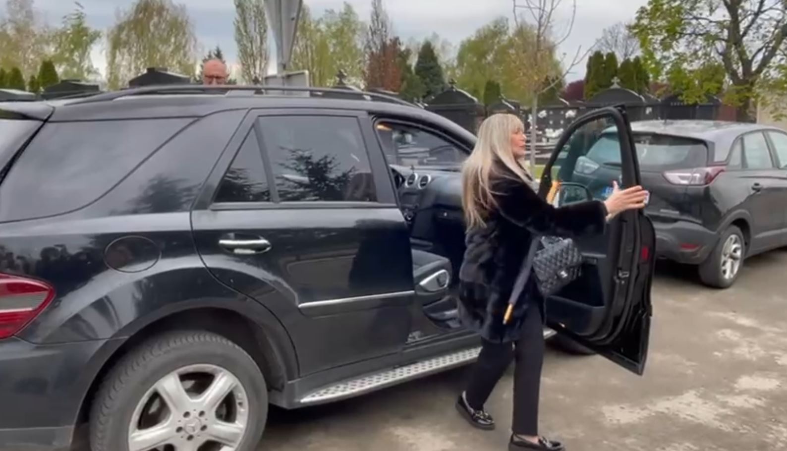 40 dana od smrti Saše Popovića: Suzana Jovanović neutešna, plače i ljubi spomenik, uz nju su sve vreme deca (VIDEO) 5 SUZANA STIGLA NA GOBLJ