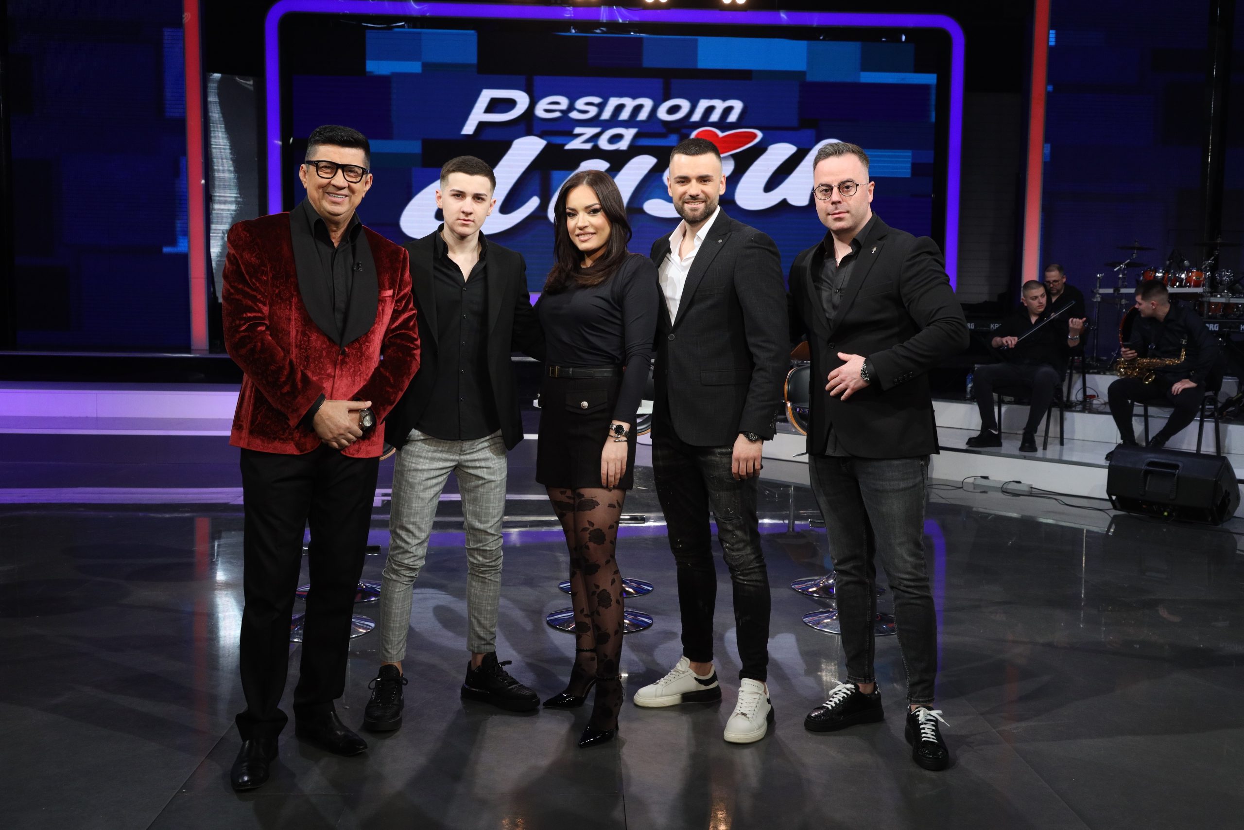 Večerašnju emisiju "Pesmom za dušu" ne smete propustiti, evo i zbog čega 6 VODITELJ SA GOSTIMA PZD SNIMANJE 07042025 FOTO MUNJA 1