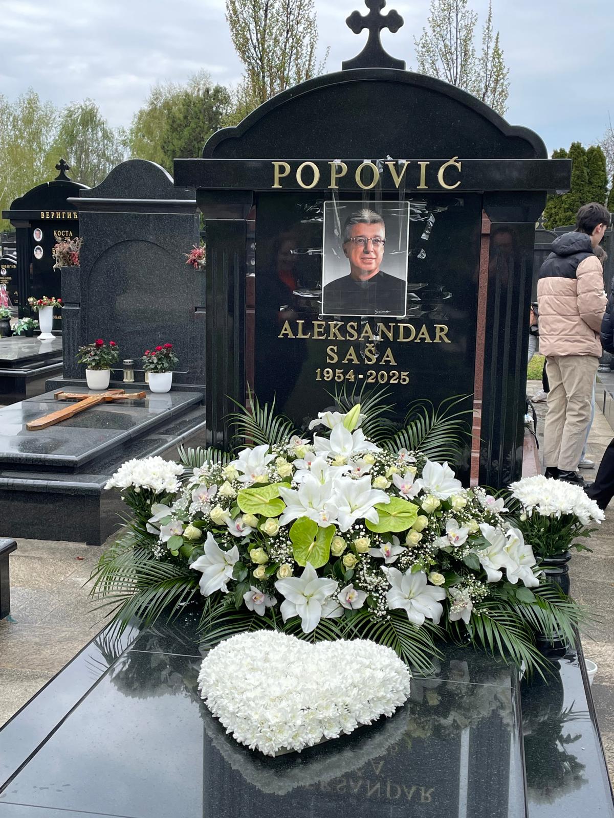 40 dana od smrti Saše Popovića: Suzana Jovanović neutešna, plače i ljubi spomenik, uz nju su sve vreme deca (VIDEO) 14 WhatsApp Image 2025 04 10 at 11.05.47
