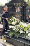 Kum Saše Popovića u suzama na groblju, na pomen stigli i saradnici osnivača "Granda" VIDEO 2 WhatsApp Image 2025 04 10 at 11.26.34 1
