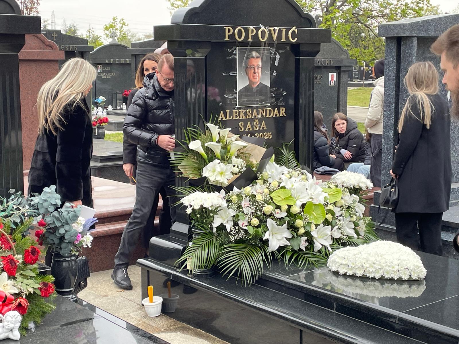 Kum Saše Popovića u suzama na groblju, na pomen stigli i saradnici osnivača "Granda" VIDEO 5 WhatsApp Image 2025 04 10 at 11.26.34 1