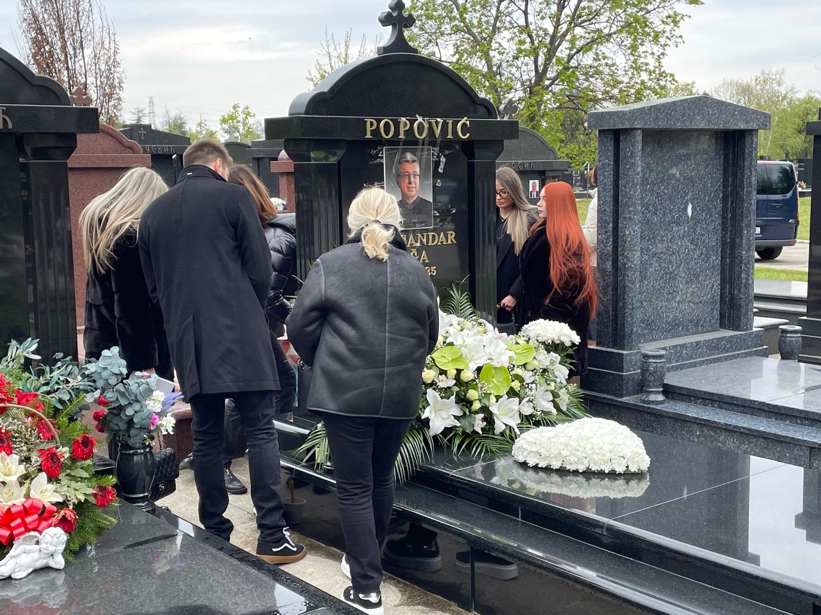 40 dana od smrti Saše Popovića: Suzana Jovanović neutešna, plače i ljubi spomenik, uz nju su sve vreme deca (VIDEO) 12 WhatsApp Image 2025 04 10 at 11.26.34 2