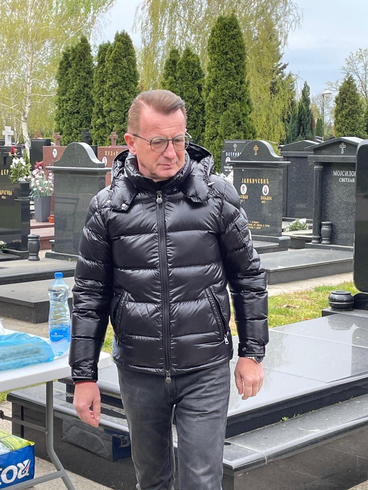 Kum Saše Popovića u suzama na groblju, na pomen stigli i saradnici osnivača "Granda" VIDEO 7 WhatsApp Image 2025 04 10 at 11.34.44