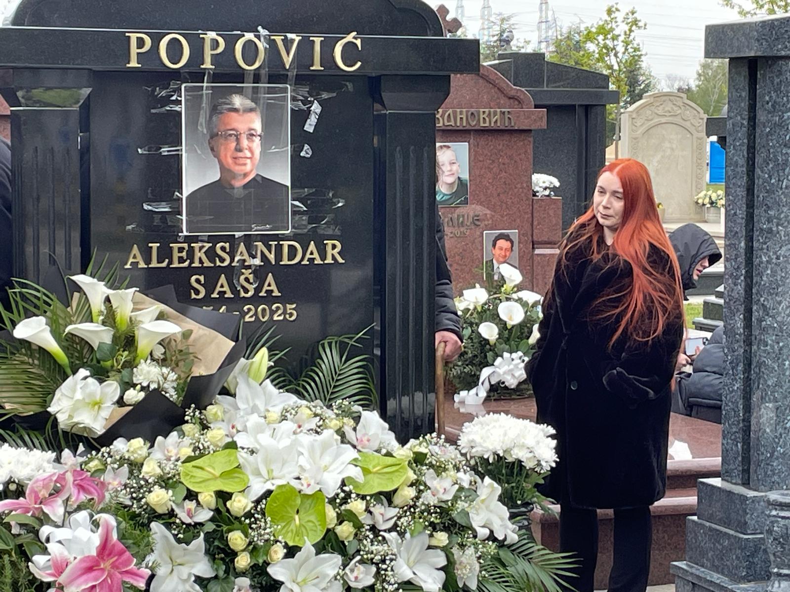 Najtužnija scena na groblju: Ćerka Saše Popovića plače kraj spomenika (VIDEO) 5 WhatsApp Image 2025 04 10 at 11.35.37