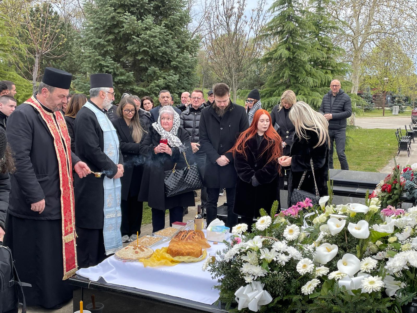 Najtužnija scena na groblju: Ćerka Saše Popovića plače kraj spomenika (VIDEO) 10 WhatsApp Image 2025 04 10 at 12.03.54