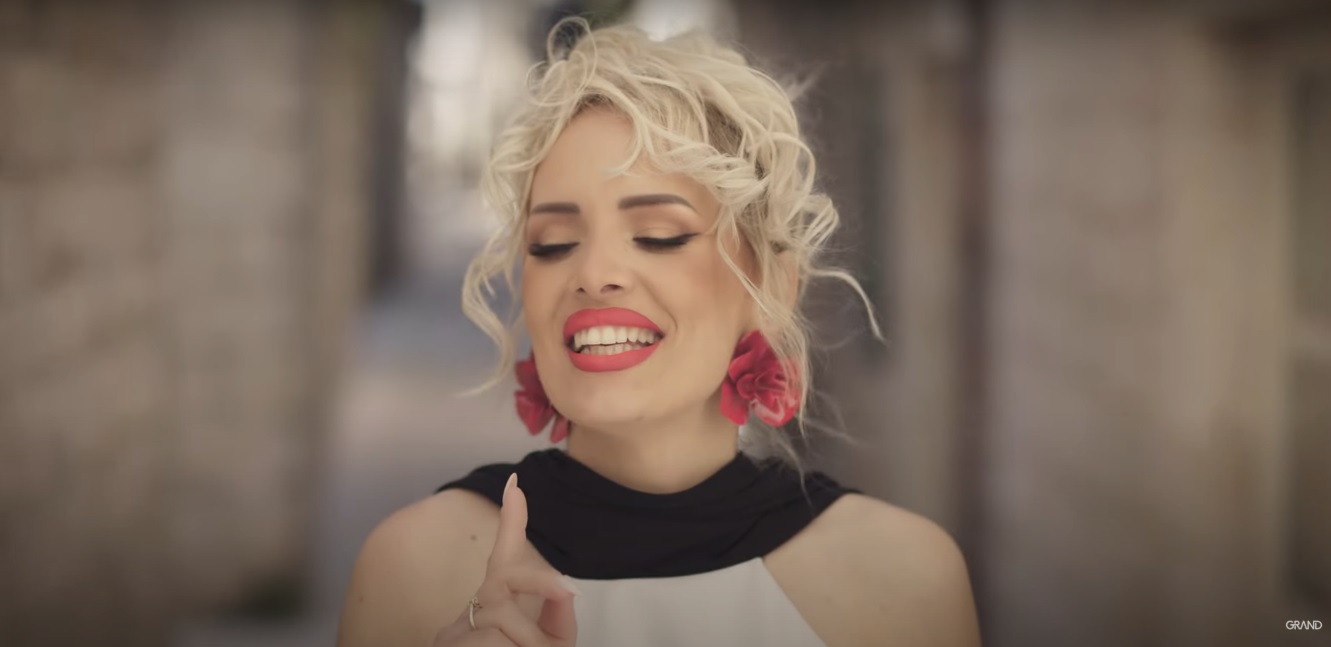 Da li je na pomolu novi letnji hit? Nikolina Perković objavila moćnu pesmu, sve miriše na more VIDEO 5 nikolina perkovic spot 2