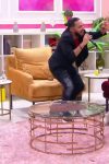 Pevač promenio tekst pesme, pa zapevao voditeljki, njena reakcija je hit VIDEO 3 Capture 4