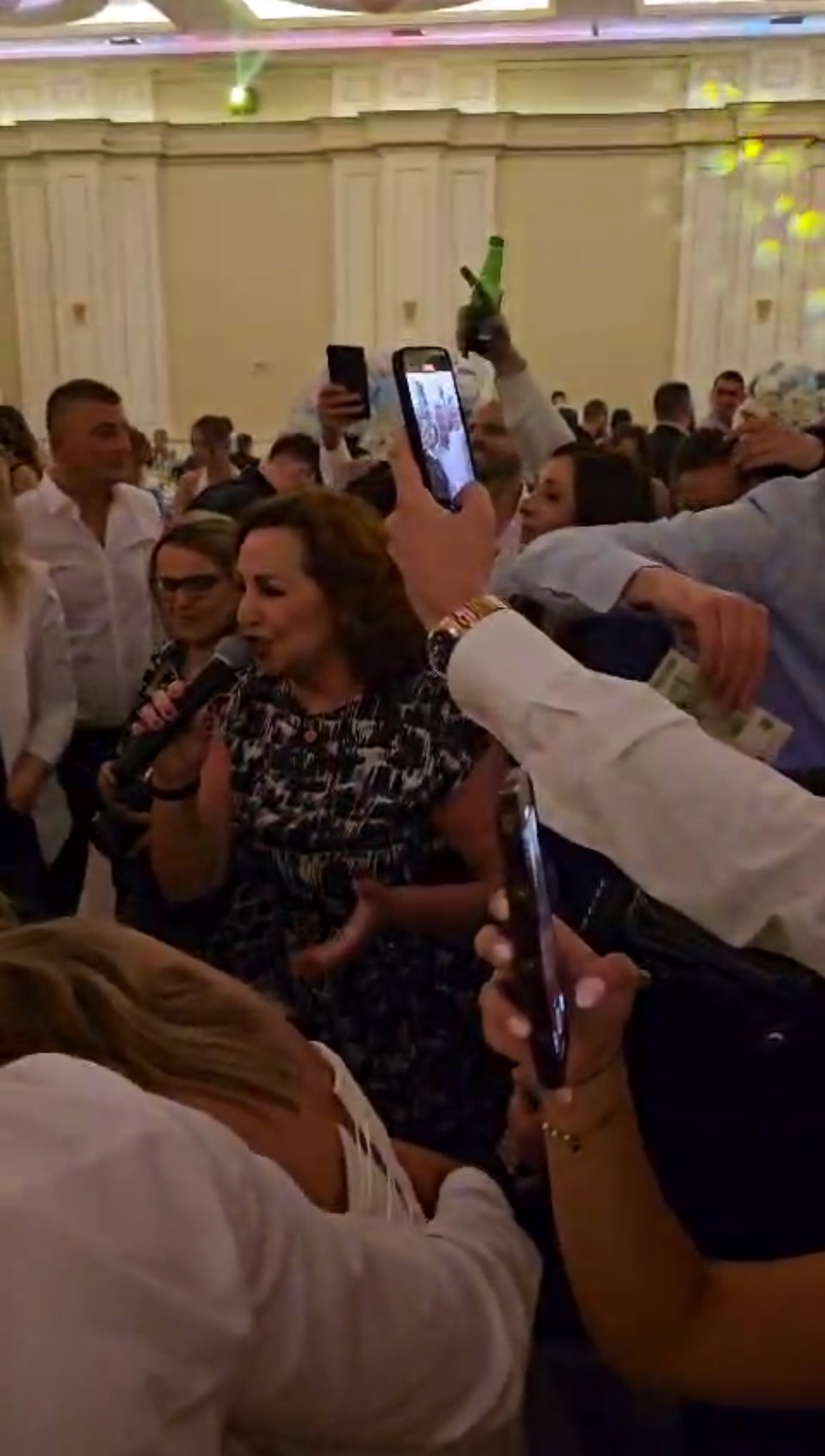 Kada se Ana Bekuta pojavi na veselju, onda nastaje pravi lom (VIDEO) 7 IMG 9385