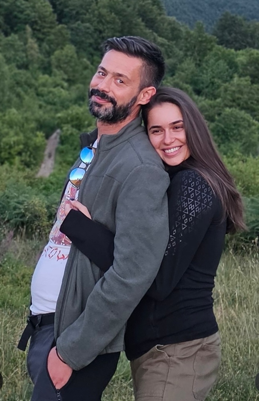 Glumac podelio nikad emotivniji momenat iz porodičnog doma: Grli i ljubi ženin trudnički stomak (FOTO) 6 Milan VAsic 3