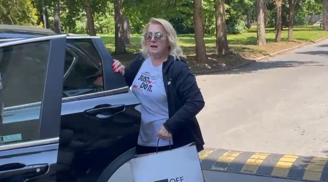 Snežana Đurišić održala lekciju kandidatima ispred studija: "Prva stvar koju treba da nauče je odgovornost" VIDEO 6 Screenshot 20250520 161314 WhatsApp