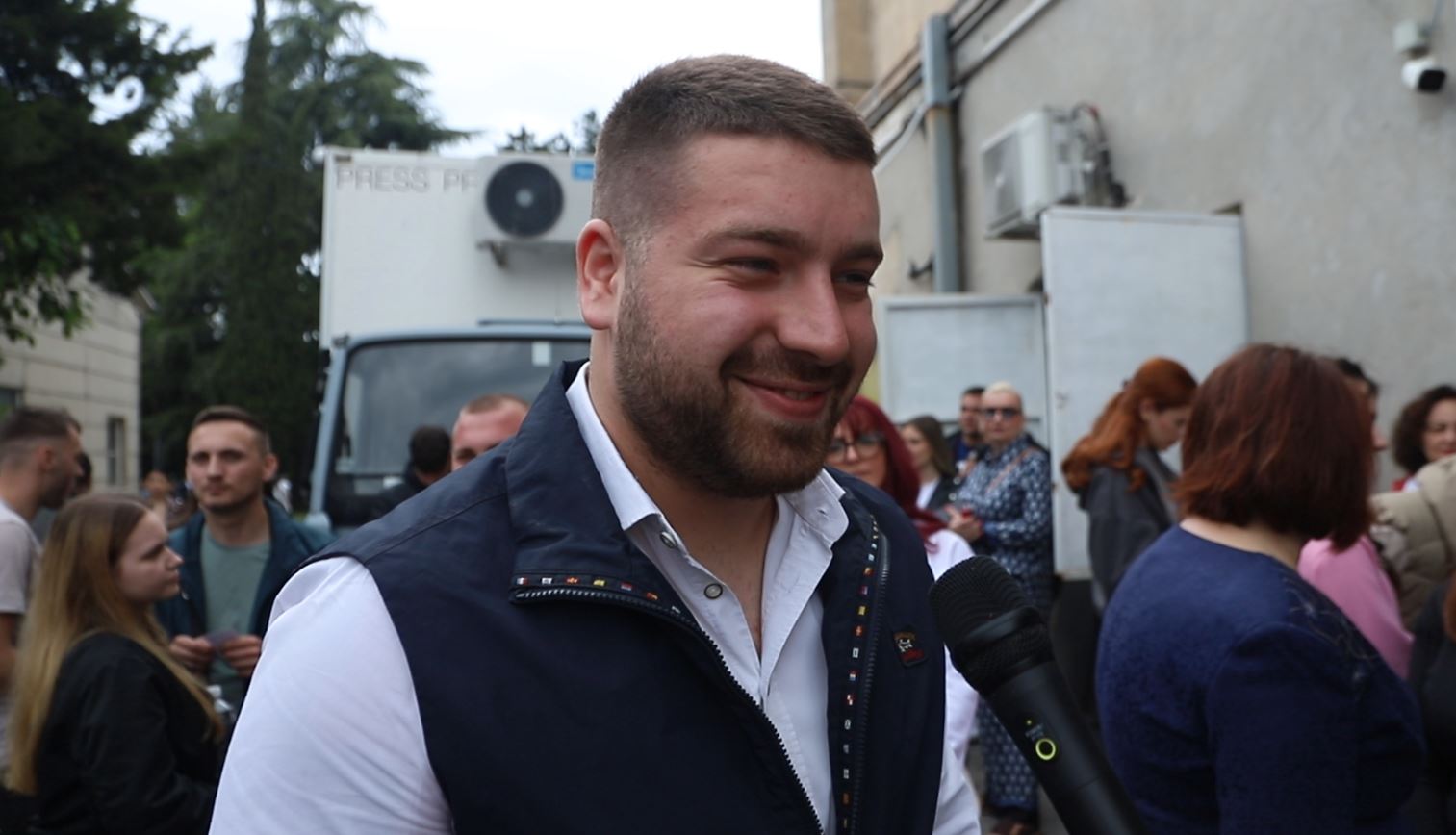 Proslavio se u Nekim novim klincima, a sada želi da postane zvezda Granda: "Pevam, studiram i držim restoran" VIDEO 5 luka ivnacevic 1