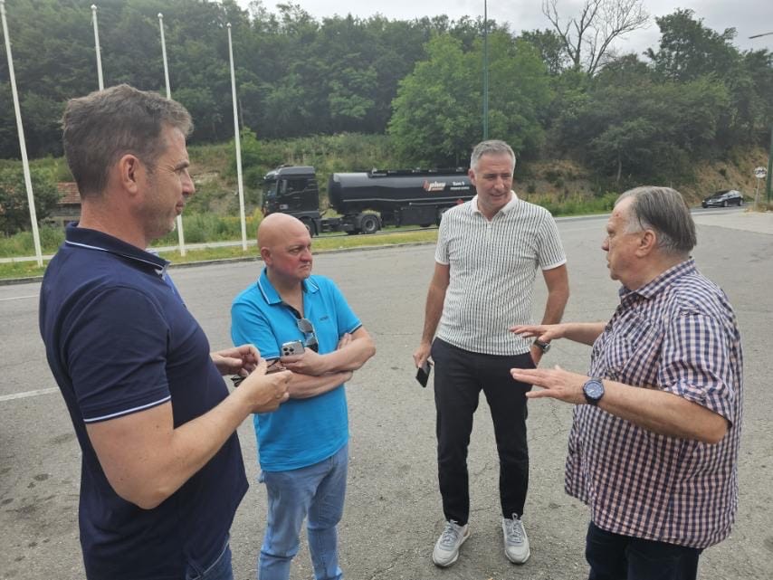 Ahmed Sejfić i Haris Kaltak iznenadili Halida Bešlića u Semizovcu: Legendarni pevač im čestitao i dao korisne savete 7 6f37147c 775c 4284 86d5 64c670a06cc1
