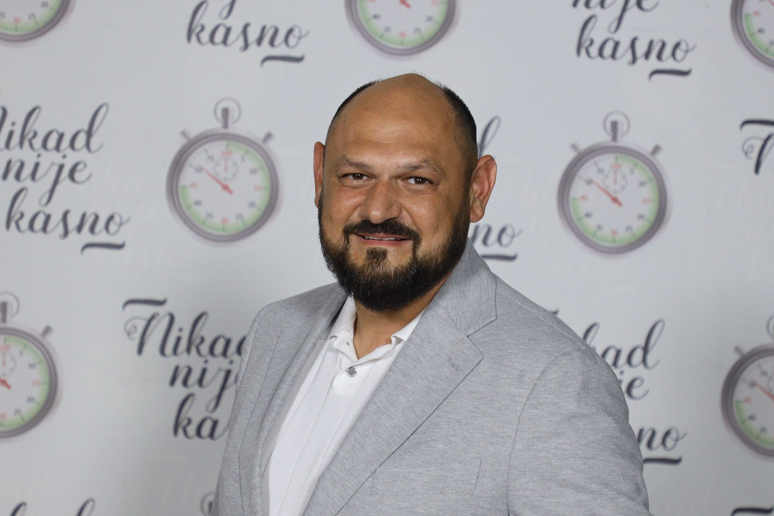 Od frizera do milionerskog biznisa: Bivši učesnik "Nikad nije kasno" danas gradi hotel i dom za stare 6 DRAGAN MARINKOVIC BAJKO 45 GOD. BEOGRAD 16