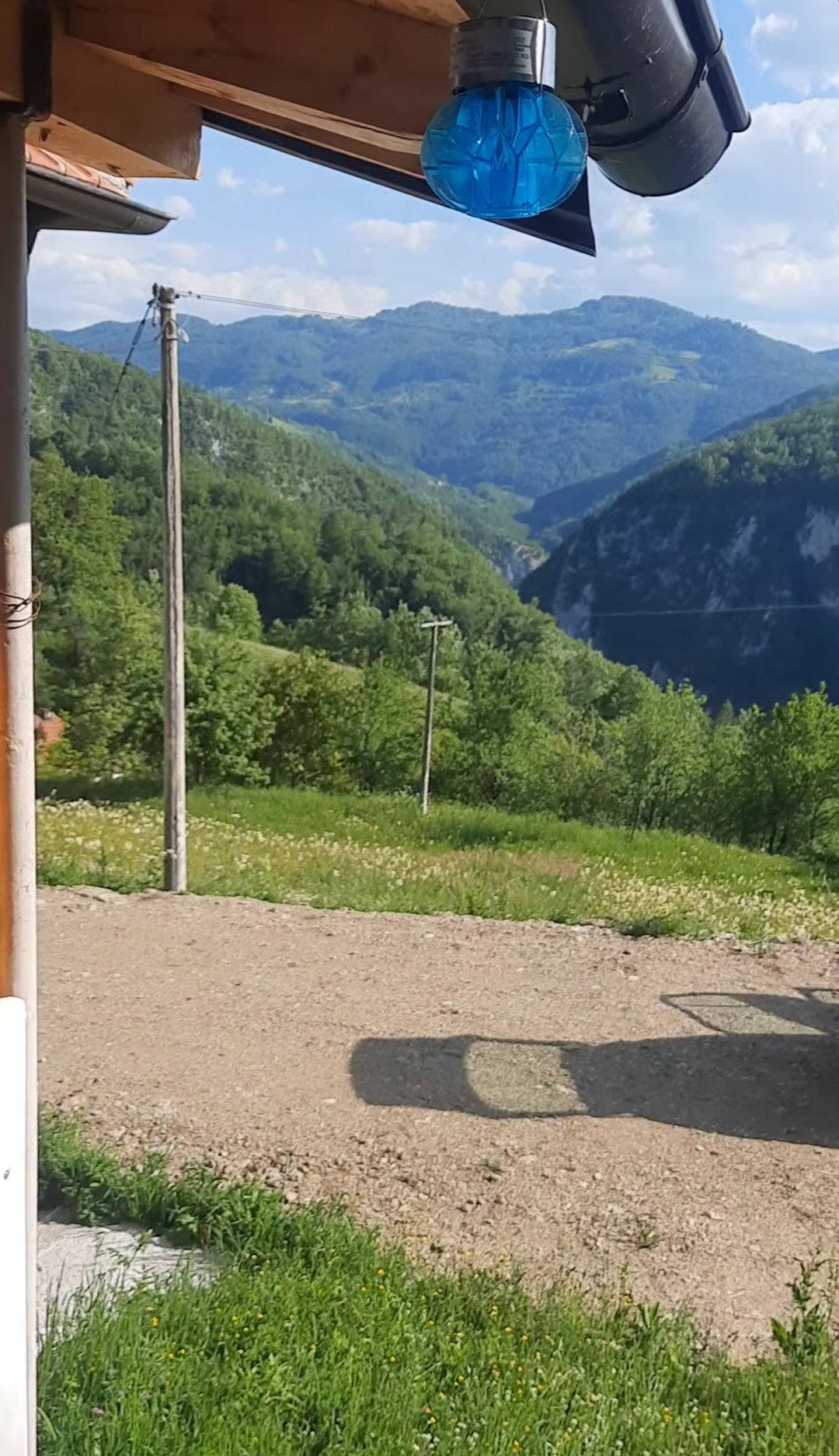 Era Ojdanić pokazao selo svog detinjstva, pogled sa terase ostavlja bez daha 6 Era Ojdanic 1