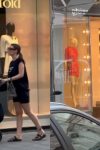 Snimili smo Rialdu u Beču sa ćerkicom: Vozi skupoceni automobil, obilazi butike i "fura" torbu od 30.000 evra VIDEO 4 Rialda karahasanovic 2