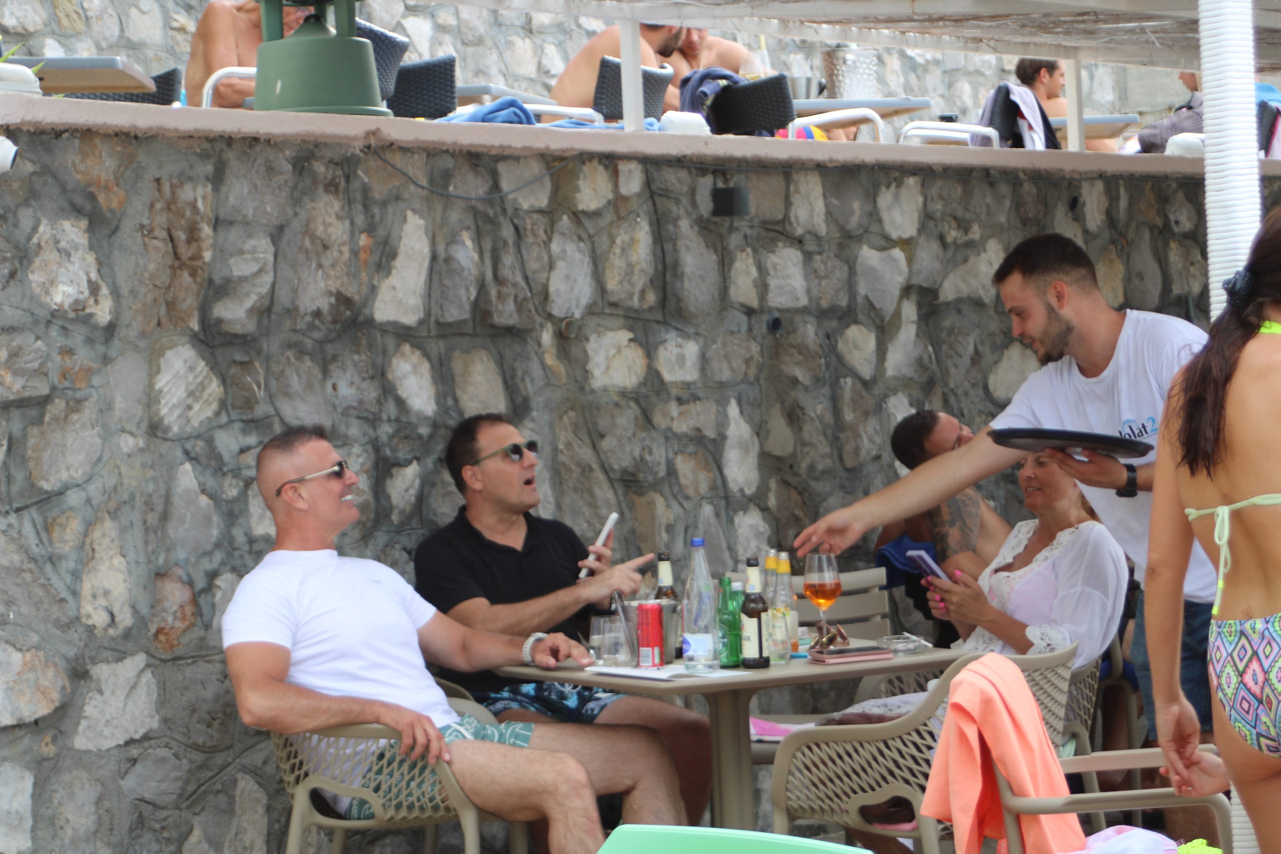 Paparazzo: Goran Vukošić i Dejan Drašković ćaskaju u Krašićima, pridružila im se još jedna osoba VIDEO 8 Goran Vukosic i Dejan Draskovic 1