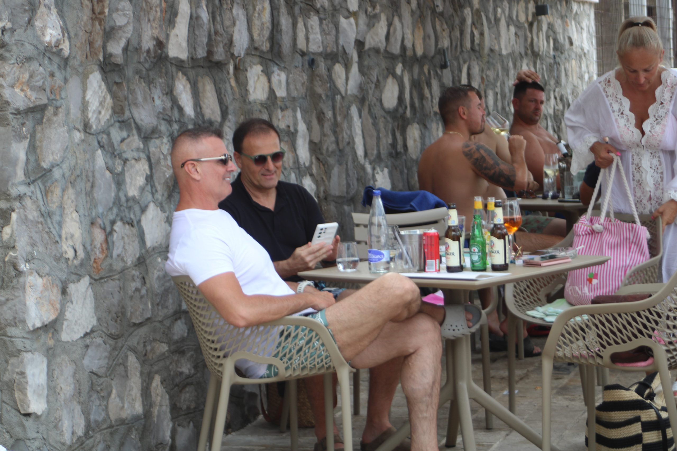 Paparazzo: Goran Vukošić i Dejan Drašković ćaskaju u Krašićima, pridružila im se još jedna osoba VIDEO 5 Goran Vukosic i Dejan Draskovic 3