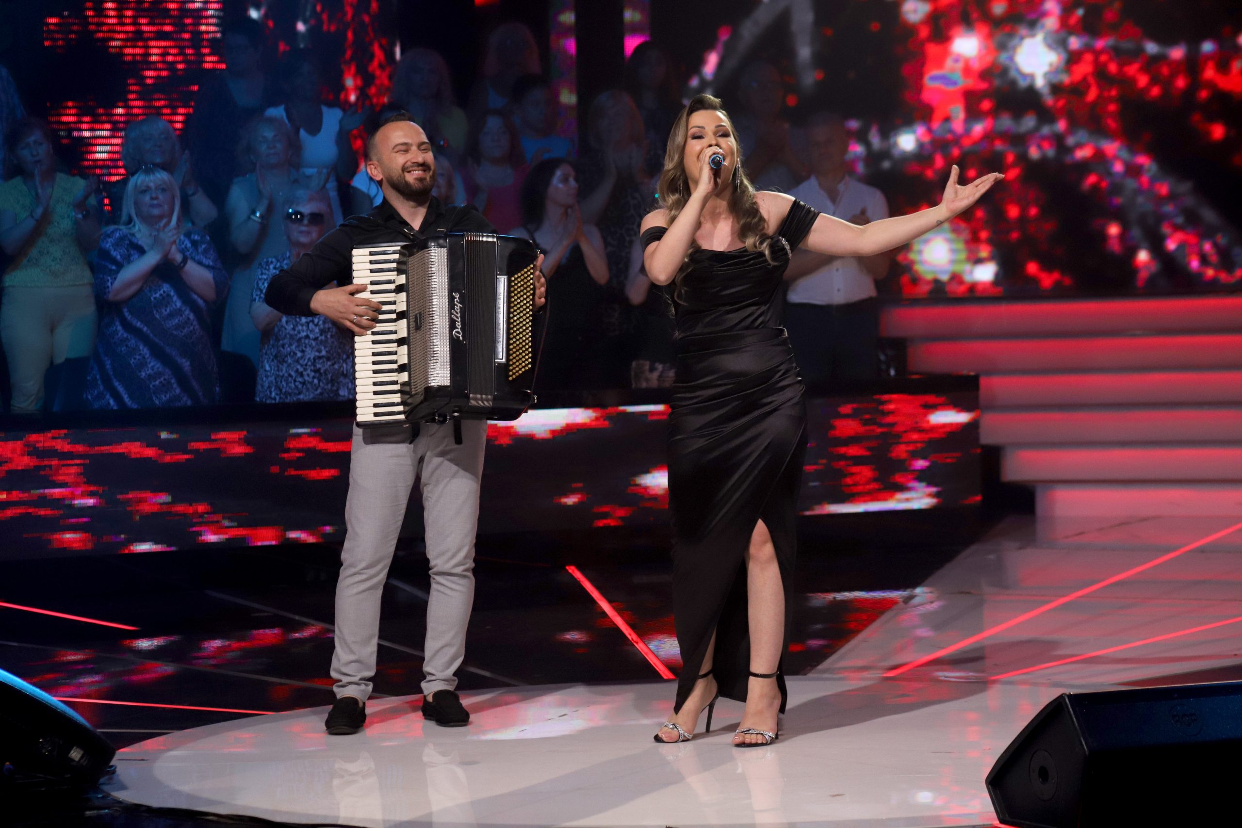 Modni kreator izneo sud o stajlinzima u finalu „Zvezda Granda“: Ko je briljirao, a ko nije prošao test 11 NINA KARAHODJA ZG FINALE 15 ok