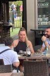 PAPARAZZO: Nina Karahođa i Deni Ramčević sa producentom u luksuznom kafiću, evo šta rade FOTO 3 PHOTO 2025 07 16 21 30 52 4 2 e1753360462282
