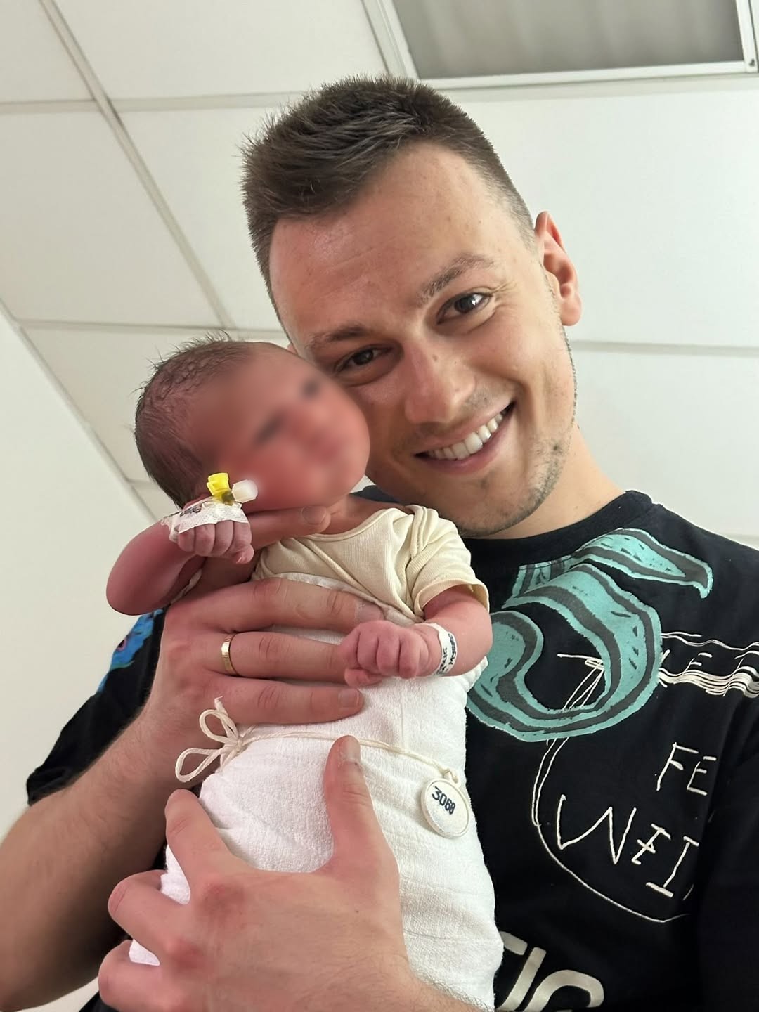 Pokazao naslednika: Zvezda Granda podelio prvu fotografiju sina iz porodilišta 6 STRAHINJA ZIVANOVIC SIN