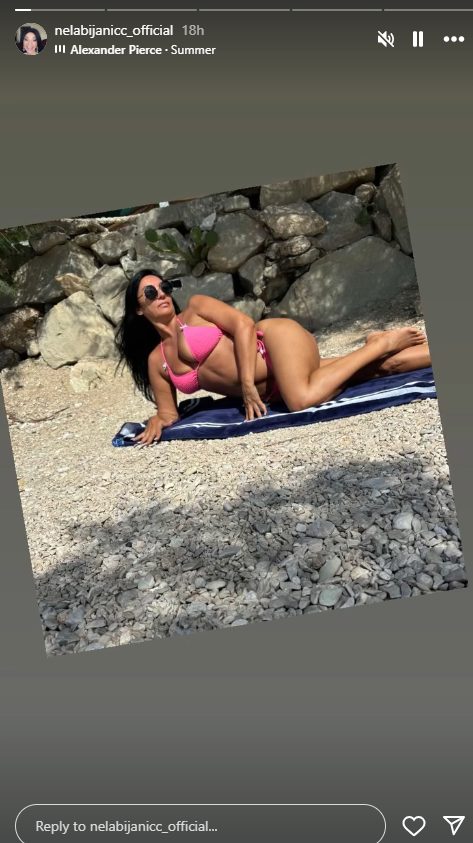 Skinula se Nela Bijanić: Pevačica u roze bikiniju zapanjila izgledom u šestoj deceniji FOTO 7 Screenshot 2025 07 21 163530