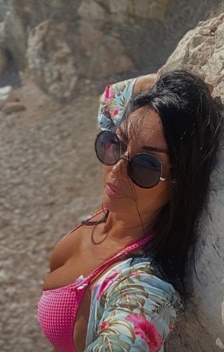 Skinula se Nela Bijanić: Pevačica u roze bikiniju zapanjila izgledom u šestoj deceniji FOTO 6 Screenshot 2025 07 21 163548