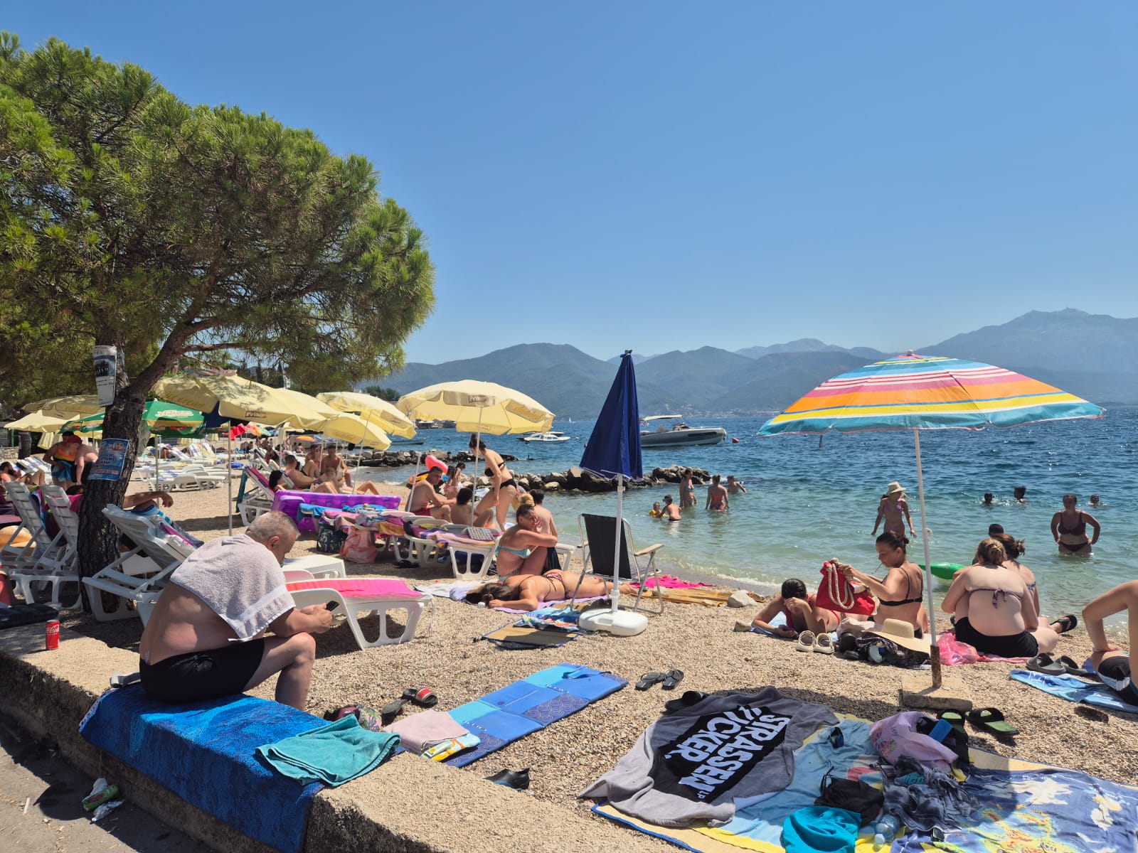 Radnik na plaži otkrio kako se poznati ponašaju u Budvi 7 crna gora 9