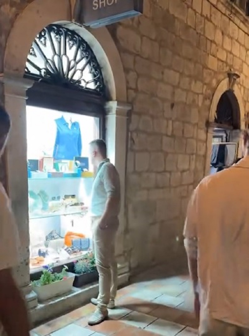 "Ima se može se" PAPARAZZO: Zvezda Granda uhvaćen u Kotoru u najskupljim prodavnicama VIDEO 6 nemanj2